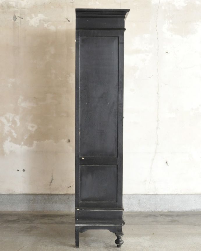 アンティークのキャビネット　アンティーク家具　フランスのシャビーシックなアンティーク家具、おしゃれなガラスキャビネット。横顔だっても美しい正面だけじゃなく横から見てもキレイです。(x-1329-f)