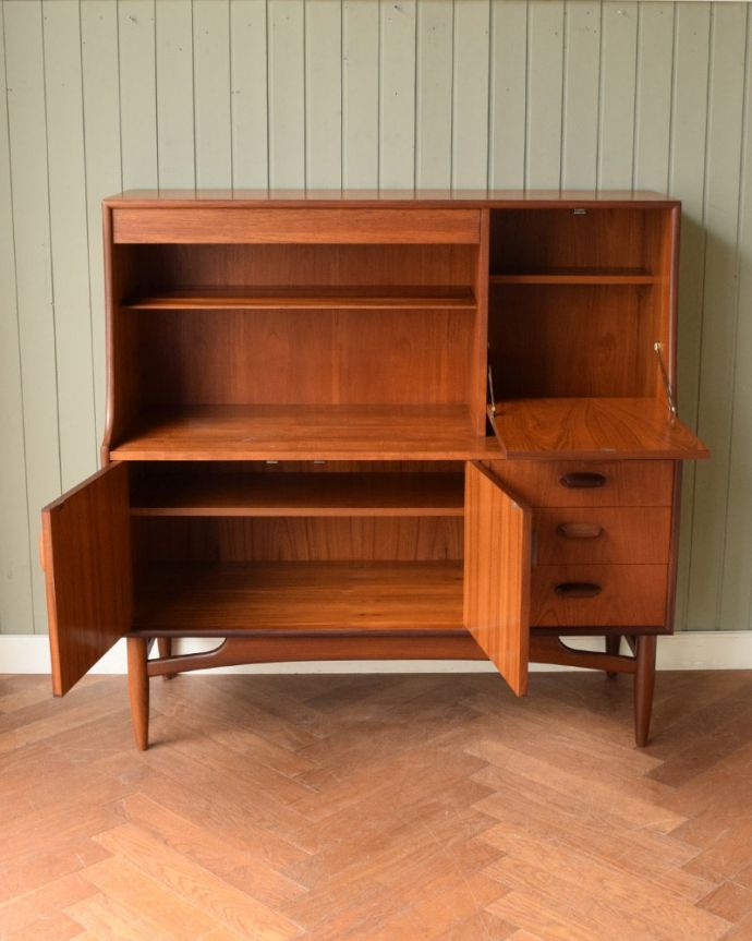 G-PLAN(Gプラン)　アンティーク家具　北欧スタイルのヴィンテージ家具、イギリスで見つけたG-planのサイドボード(チーク)。扉の奥はたっぷり収納扉を開けると、中にはたっぷりの収納。(x-1330-f)