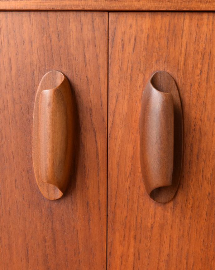 G-PLAN(Gプラン)　アンティーク家具　北欧スタイルのヴィンテージ家具、イギリスで見つけたG-planのサイドボード(チーク)。扉の木目があたたかさを演出クールなデザインなのに、なんだかほっとするあたたかさ。(x-1330-f)