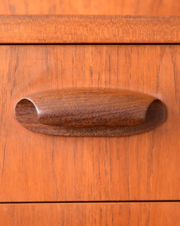 G-PLAN(Gプラン)　アンティーク家具　北欧スタイルのヴィンテージ家具、イギリスで見つけたG-planのサイドボード(チーク)。デザインの一部になっている取っ手取っ手のデザインもシンプルかつ機能的に。(x-1330-f)