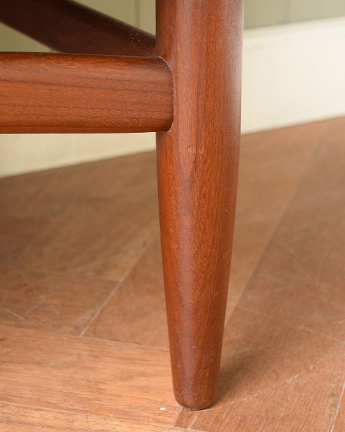 G-PLAN(Gプラン)　アンティーク家具　北欧スタイルのヴィンテージ家具、イギリスで見つけたG-planのサイドボード(チーク)。スッキリとした脚の裏には…Handleの家具の脚裏にはフェルトキーパーをお付けしています。(x-1330-f)