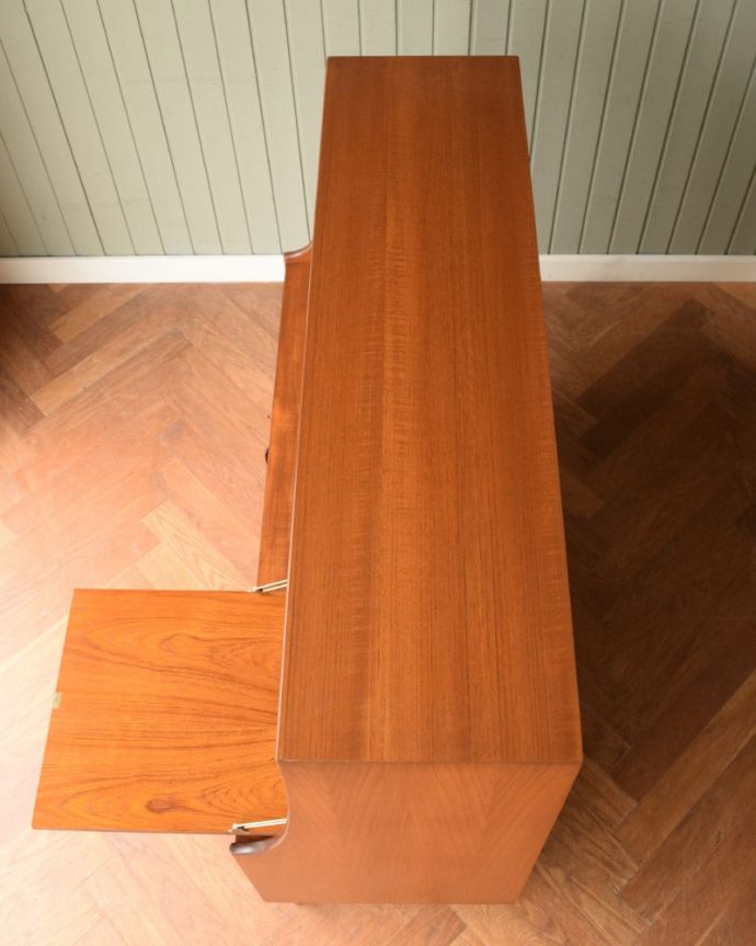 G-PLAN(Gプラン)　アンティーク家具　北欧スタイルのヴィンテージ家具、イギリスで見つけたG-planのサイドボード(チーク)。天板の塗装もキレイに仕上げましたヴィンテージの家具は修復方法が様々。(x-1330-f)