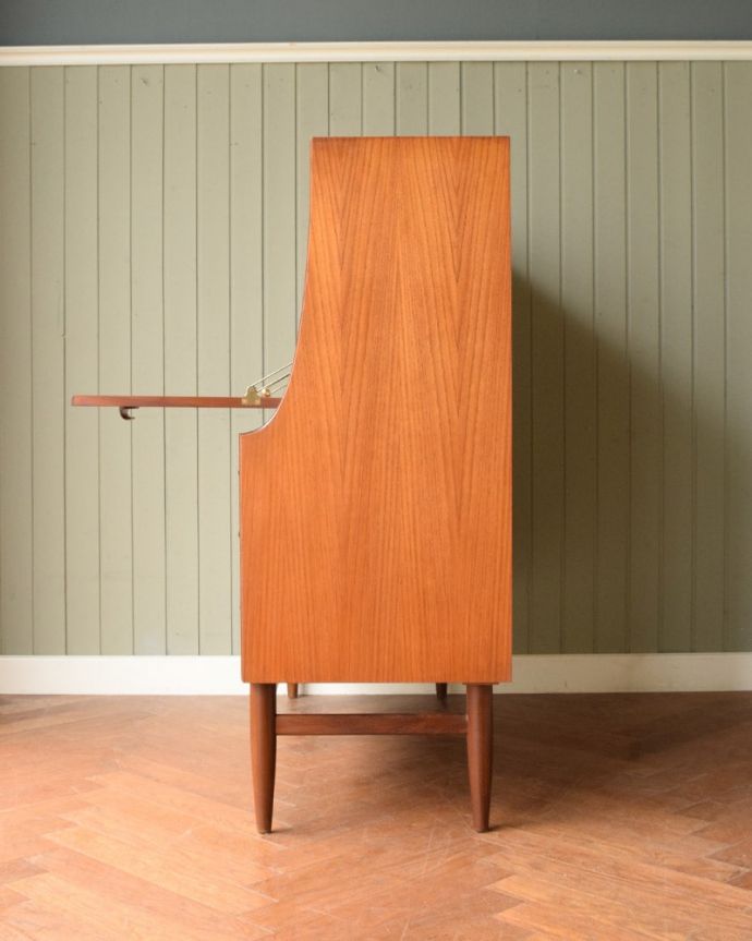 G-PLAN(Gプラン)　アンティーク家具　北欧スタイルのヴィンテージ家具、イギリスで見つけたG-planのサイドボード(チーク)。横から見てもスッキリどこから見てもスッキリとしてステキなヴィンテージ。(x-1330-f)