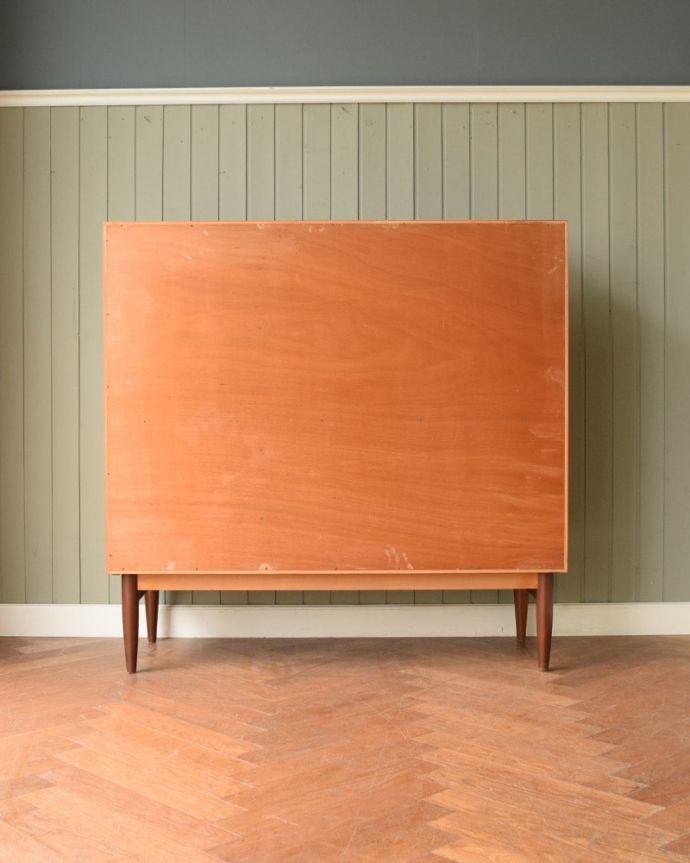 G-PLAN(Gプラン)　アンティーク家具　北欧スタイルのヴィンテージ家具、イギリスで見つけたG-planのサイドボード(チーク)。もちろん後ろ姿もキレイですビンテージは新品ではないので、もちろん経年変化によるキズはあります。(x-1330-f)