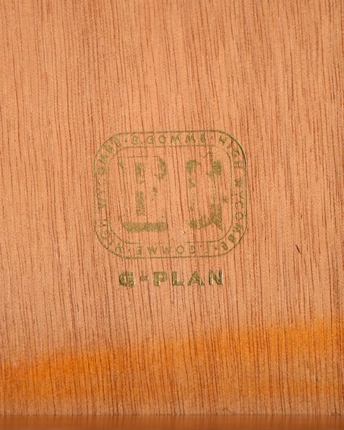 G-PLAN(Gプラン)　アンティーク家具　北欧スタイルのヴィンテージ家具、イギリスで見つけたG-planのサイドボード(チーク)。安心の証1952～1965年の間に作られた家具に使われているロゴが残っていました。(x-1330-f)