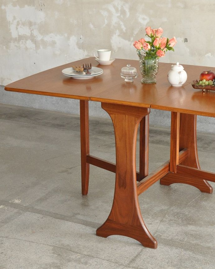 G-PLAN(Gプラン) アンティーク家具 G-planのヴィンテージ家具、伸長式で便利なゲートレッグテーブル 。自慢はやっぱりゲート(門)のような脚まるでゲート(門)が開くような脚の形から名前が付けられたゲートレッグテーブル。(x-1331-f)