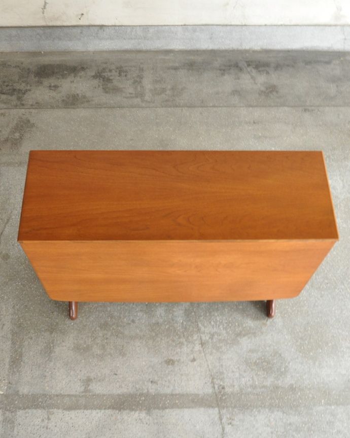 G-PLAN(Gプラン) アンティーク家具 G-planのヴィンテージ家具、伸長式で便利なゲートレッグテーブル 。畳むとこんなにスリムなサイズリーフを閉じた状態のテーブルを上から見るとこんな感じ。(x-1331-f)