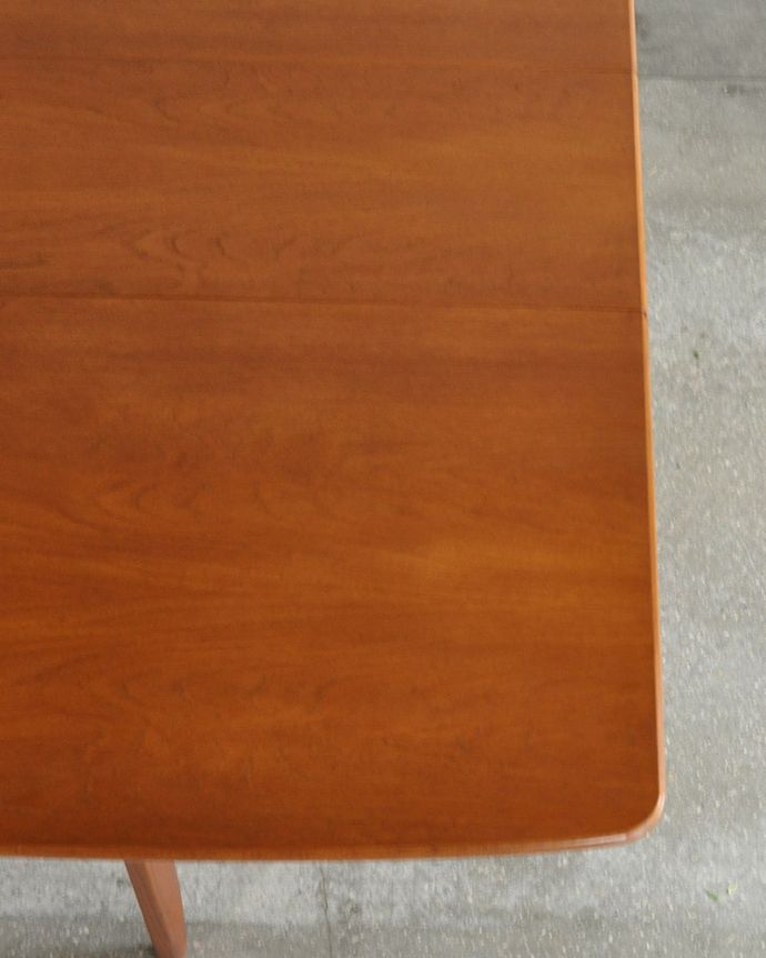 G-PLAN(Gプラン) アンティーク家具 G-planのヴィンテージ家具、伸長式で便利なゲートレッグテーブル 。近づいて見てみると・・・手間暇を掛けてアンティーク家具専門の職人が丁寧に修復した天板は、木目も美しいんです。(x-1331-f)