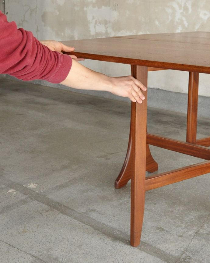 G-PLAN(Gプラン) アンティーク家具 G-planのヴィンテージ家具、伸長式で便利なゲートレッグテーブル 。脚を引き出すだけであっという間ゲートのような形をした脚のテーブル。(x-1331-f)