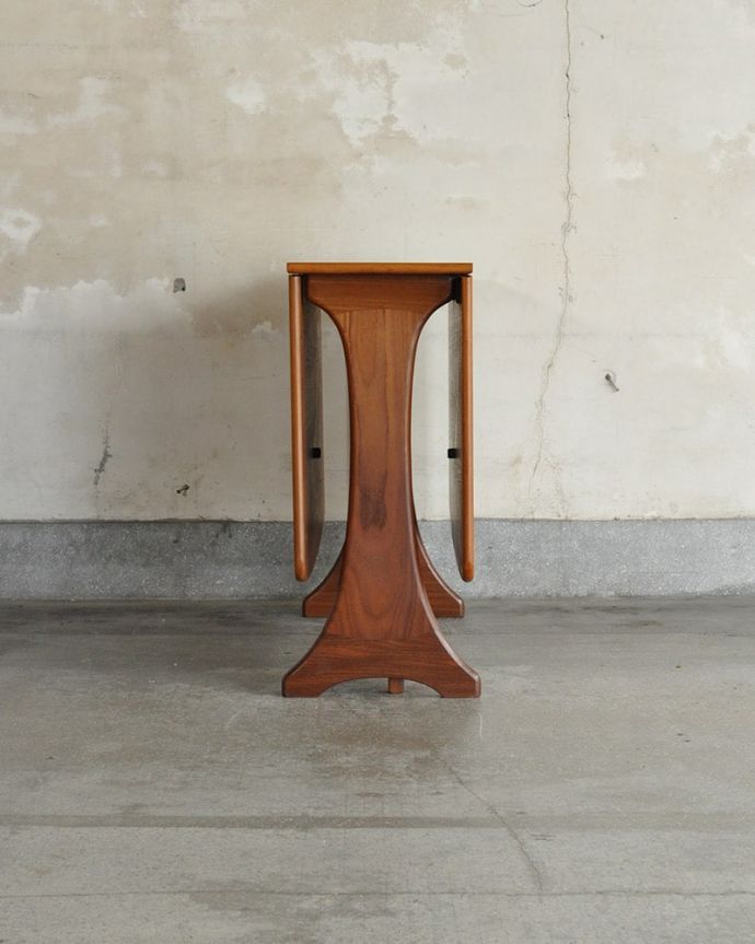 G-PLAN(Gプラン) アンティーク家具 G-planのヴィンテージ家具、伸長式で便利なゲートレッグテーブル 。横から見てみると・・・テーブルを横から見るとこんな感じ。(x-1331-f)