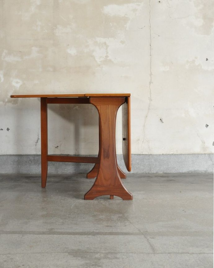 G-PLAN(Gプラン) アンティーク家具 G-planのヴィンテージ家具、伸長式で便利なゲートレッグテーブル 。片方開くと・・・・片方のリーフを開くとこんな感じ。(x-1331-f)