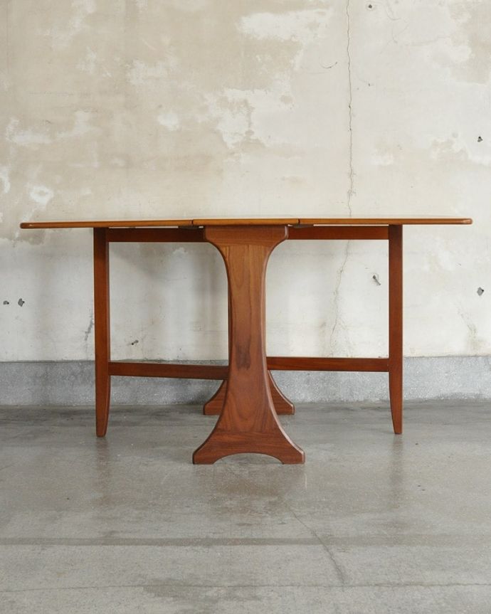 G-PLAN(Gプラン) アンティーク家具 G-planのヴィンテージ家具、伸長式で便利なゲートレッグテーブル 。両方開けば大きなサイズゲートレッグテーブルはゲートが開くように作られた脚のデザインも印象的。(x-1331-f)