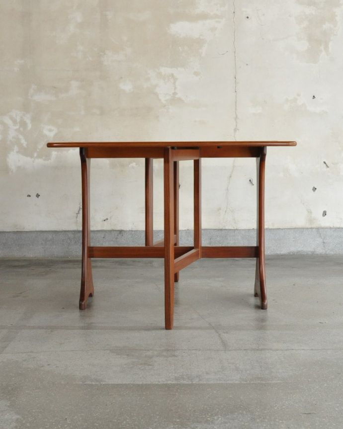 G-PLAN(Gプラン) アンティーク家具 G-planのヴィンテージ家具、伸長式で便利なゲートレッグテーブル 。クルッと回転。(x-1331-f)