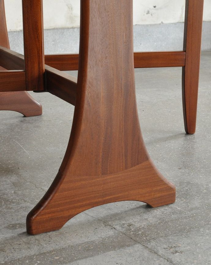 G-PLAN(Gプラン) アンティーク家具 G-planのヴィンテージ家具、伸長式で便利なゲートレッグテーブル 。持ち上げなくても移動できます!Handleのアンティークは、脚の裏にフェルトキーパーをお付けしていますので、持ち上げなくても床を滑らせれば女性でも簡単に移動させることが出来ます。(x-1331-f)