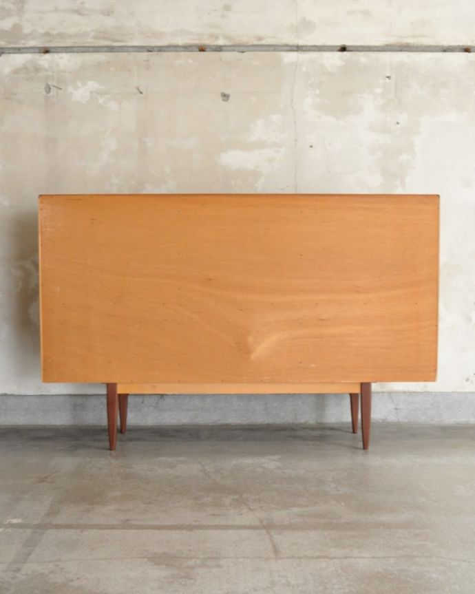 G-PLANのサイドボードの後ろ姿