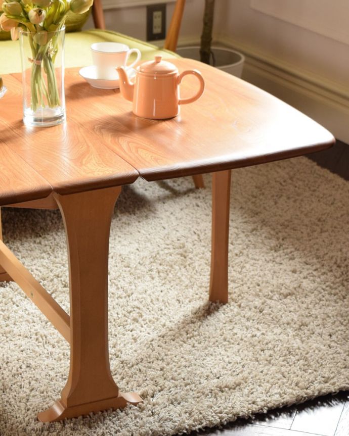 アーコールの家具　アンティーク家具　アーコール社のヴィンテージ家具、伸長式コーヒーテーブル（バタフライテーブル）。シンプルでスッキリとカッコいい脚まるでゲート（門）が開くような脚の形から名前が付けられたゲートレッグテーブル。(x-1333-f)