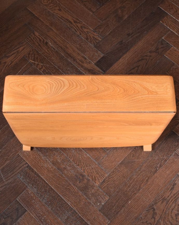 アーコールの家具　アンティーク家具　アーコール社のヴィンテージ家具、伸長式コーヒーテーブル（バタフライテーブル）。畳むとこんなにスリムなサイズリーフを閉じた状態のテーブルを上から見るとこんな感じ。(x-1333-f)