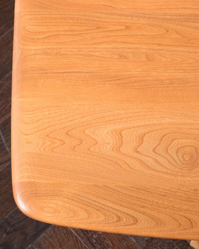 アーコールの家具　アンティーク家具　アーコール社のヴィンテージ家具、伸長式コーヒーテーブル（バタフライテーブル）。天板を近くで見るとこんな感じ。(x-1333-f)