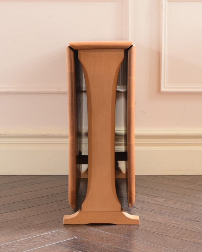 アーコールの家具　アンティーク家具　アーコール社のヴィンテージ家具、伸長式コーヒーテーブル（バタフライテーブル）。横から見てみると･･･テーブルを横から見るとこんな感じ。(x-1333-f)