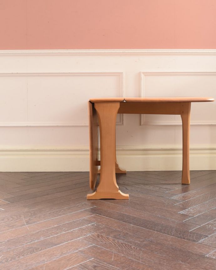 アーコールの家具　アンティーク家具　アーコール社のヴィンテージ家具、伸長式コーヒーテーブル（バタフライテーブル）。片方開くと････片方のリーフを開くとこんな感じ。(x-1333-f)