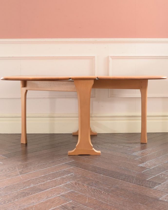 アーコールの家具　アンティーク家具　アーコール社のヴィンテージ家具、伸長式コーヒーテーブル（バタフライテーブル）。両方開けば大きなサイズゲートレッグテーブルはゲートが開くように作られた脚のデザインも印象的。(x-1333-f)