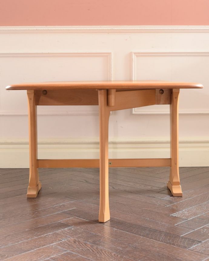 アーコールの家具　アンティーク家具　アーコール社のヴィンテージ家具、伸長式コーヒーテーブル（バタフライテーブル）。クルッと回転。(x-1333-f)