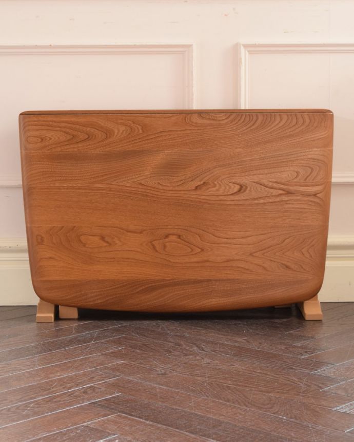 アーコールの家具　アンティーク家具　アーコール社のヴィンテージ家具、伸長式コーヒーテーブル（バタフライテーブル）。天板を閉じると…閉じて壁に付ければなんだか違う家具に見えちゃうんです。(x-1333-f)