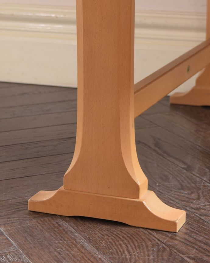 アーコールの家具　アンティーク家具　アーコール社のヴィンテージ家具、伸長式コーヒーテーブル（バタフライテーブル）。持ち上げなくても移動できます！Handleのアンティークは、脚の裏にフェルトキーパーをお付けしていますので、持ち上げなくても床を滑らせて移動させることが出来ます。(x-1333-f)