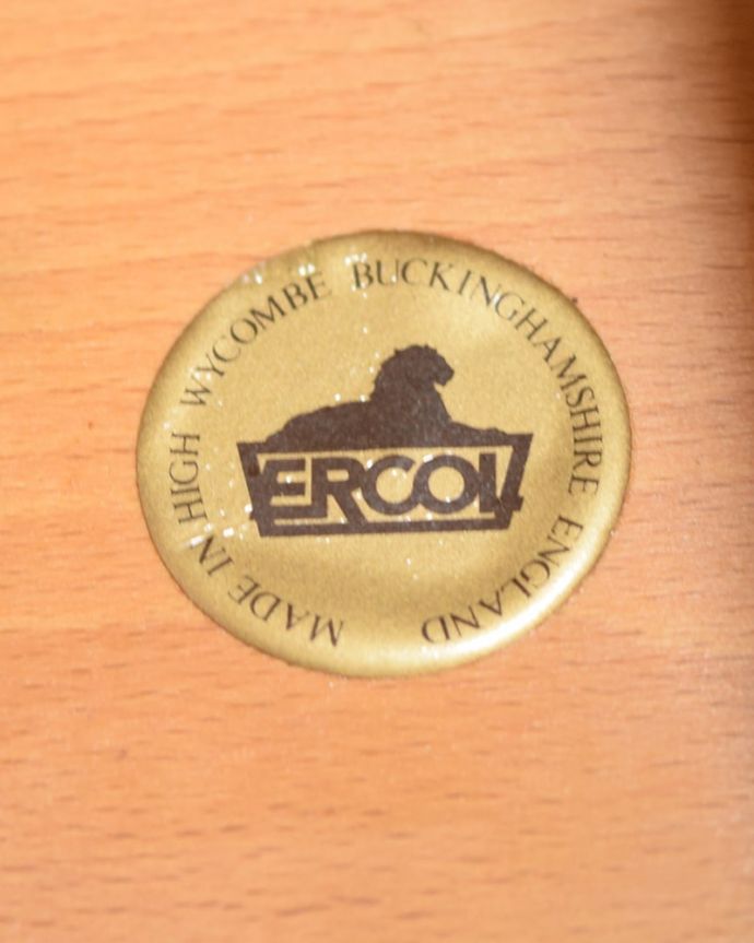 アーコールの家具　アンティーク家具　アーコール社のヴィンテージ家具、伸長式コーヒーテーブル（バタフライテーブル）。安心の証1981～1995年代製造のタグシールが残っていました。(x-1333-f)