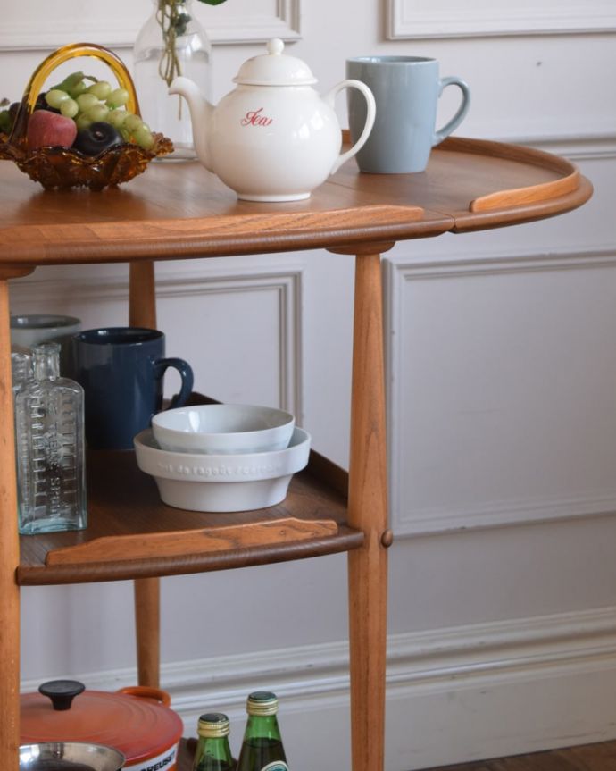 アーコールの家具　アンティーク家具　アーコール社のヴィンテージ家具、使いやすい伸長式のワゴン（ERCOL）。アンティークのワゴンは使い方が自由自在ラクに移動が出来るところが魅力のワゴンですが、アンティークのものは機能はもちろんデザインも素敵！PC用のプリンター置き場やサーブテーブルなど、いろんな使い方が出来ます。(x-1334-f)