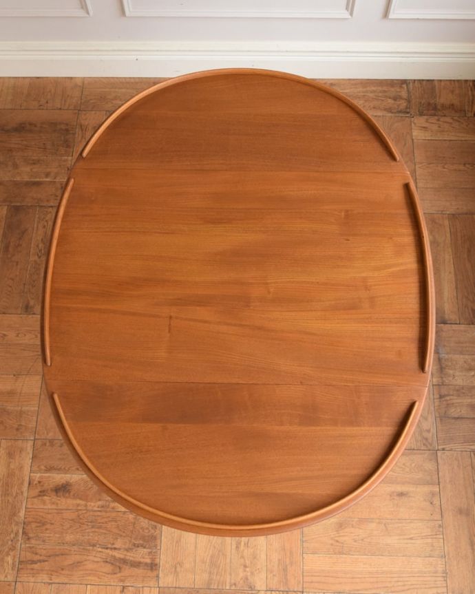 アーコールの家具　アンティーク家具　アーコール社のヴィンテージ家具、使いやすい伸長式のワゴン（ERCOL）。広げればテーブル代わりになっちゃう広い天板上から見ると、まるでアーコールのバタフライテーブル。(x-1334-f)