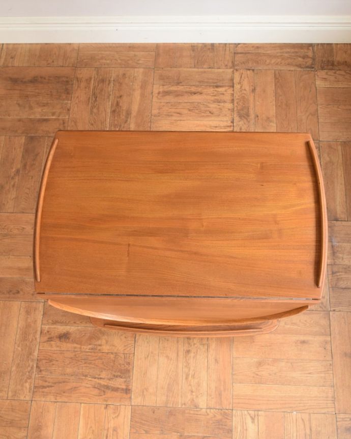 アーコールの家具　アンティーク家具　アーコール社のヴィンテージ家具、使いやすい伸長式のワゴン（ERCOL）。上から見るとこんな形リーフを開く前はこんな形です。(x-1334-f)