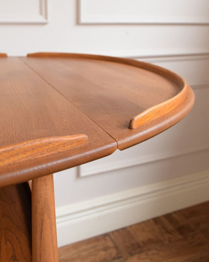 アーコールの家具　アンティーク家具　アーコール社のヴィンテージ家具、使いやすい伸長式のワゴン（ERCOL）。ちょっとしたこだわり天板の縁の部分に落ちないような仕掛けが。(x-1334-f)