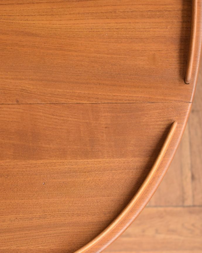 アーコールの家具　アンティーク家具　アーコール社のヴィンテージ家具、使いやすい伸長式のワゴン（ERCOL）。近づいてみると･･･修復にもいろんな方法がありますが、Handleではアンティーク専門の職人がこだわって、古い塗装を剥離して再塗装していますのでピカピカです。(x-1334-f)