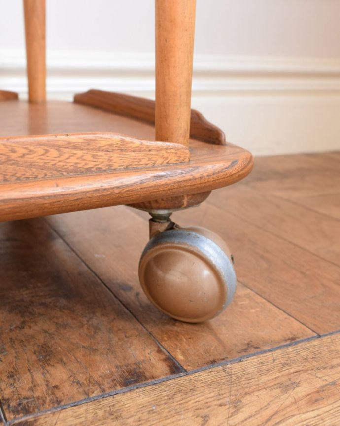 アーコールの家具　アンティーク家具　アーコール社のヴィンテージ家具、使いやすい伸長式のワゴン（ERCOL）。ちゃんと動きます脚先にはキャスターが。(x-1334-f)