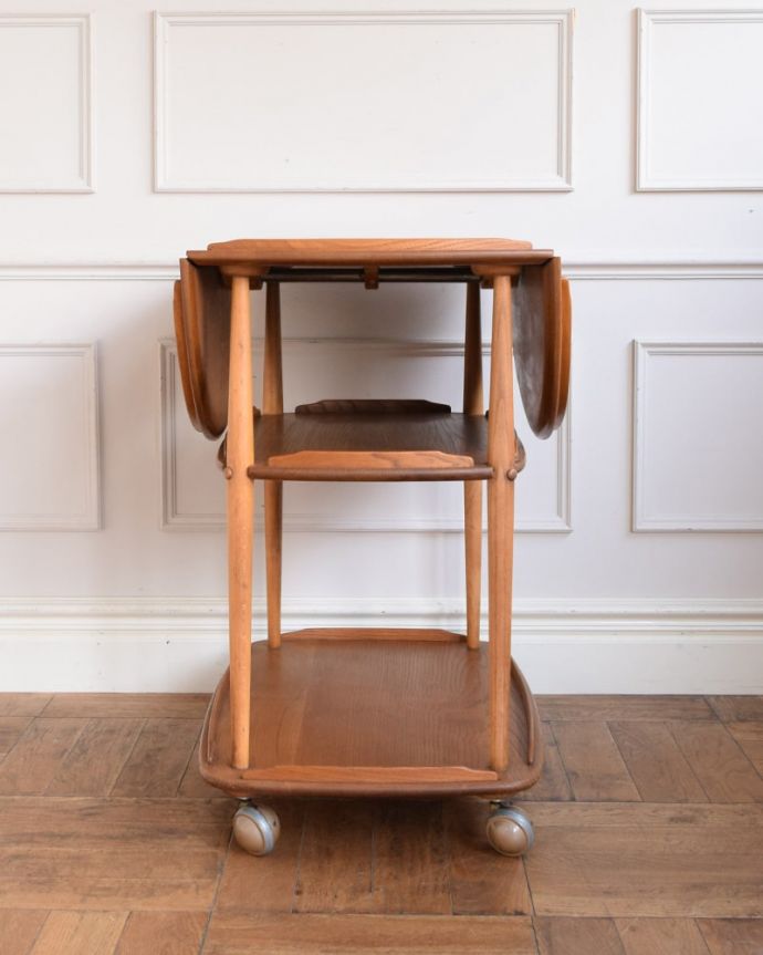 アーコールの家具　アンティーク家具　アーコール社のヴィンテージ家具、使いやすい伸長式のワゴン（ERCOL）。キッチンだけじゃもったいない！ア―コールのワゴンはデザインもカッコイイので、キッチン用としてだけじゃなく、いろんな場所で使ってください。(x-1334-f)