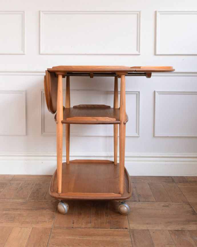 アーコールの家具　アンティーク家具　アーコール社のヴィンテージ家具、使いやすい伸長式のワゴン（ERCOL）。片方開いて･･･リーフを片方だけ開いて使うことも出来ます。(x-1334-f)