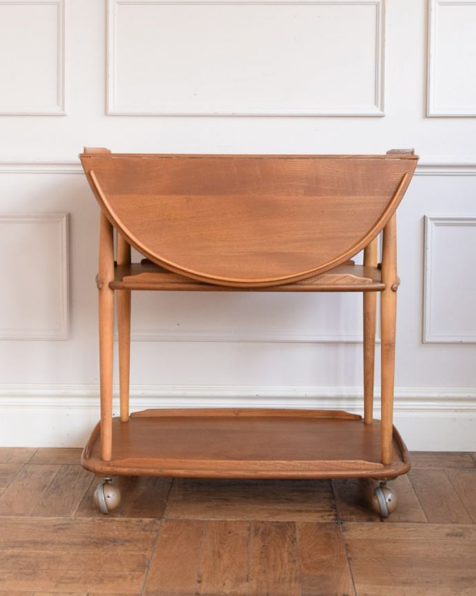 アーコールの家具　アンティーク家具　アーコール社のヴィンテージ家具、使いやすい伸長式のワゴン（ERCOL）。360度、どこから見てもキレイアンティークは新品ではないので、もちろん経年変化によるキズはありますが、専門の職人がしっかり修復しています。(x-1334-f)