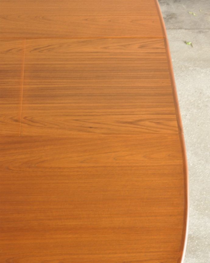 G-PLAN(Gプラン) アンティーク家具 ダイニングテーブル G-plan フレスコ。シンプルな木目がカッコイイ天板を近くで見てみるとこんな感じです。(x-1335-f)