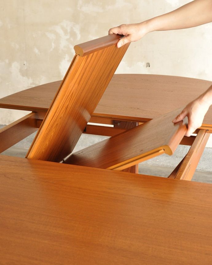 G-PLAN(Gプラン) アンティーク家具 ダイニングテーブル G-plan フレスコ。あっという間にサイズ変更OK!天板の真ん中から新しい天板が出てきます。(x-1335-f)