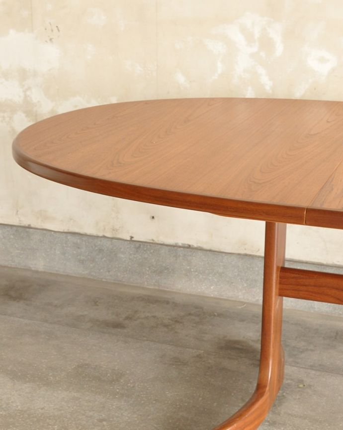 G-PLAN(Gプラン) アンティーク家具 ダイニングテーブル G-plan フレスコ。スッキリとカッコイイ脚先にいくほど微妙にシェープされたスッキリとした脚。(x-1335-f)