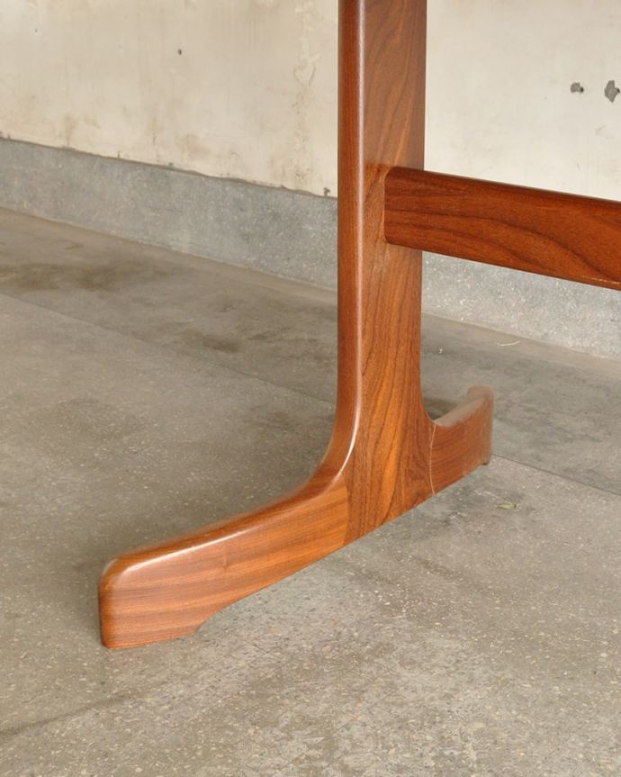 G-PLAN(Gプラン) アンティーク家具 ダイニングテーブル G-plan フレスコ。持ち上げなくても移動できます!Handleのアンティークは、脚の裏にフェルトキーパーをお付けしていますので、持ち上げなくても床を滑らせて移動させることが出来ます。(x-1335-f)