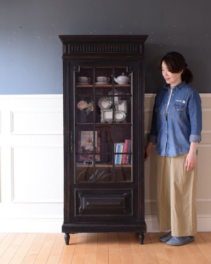 アンティークのキャビネット　アンティーク家具　フランスのアンティーク家具、ペイント仕上げのお洒落なガラスキャビネット。フレンチ気分たっぷりの憧れキャビネットフランスらしいペイントのガラスキャビネット。(x-1336-f)