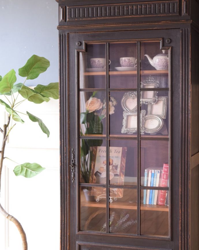 アンティークのキャビネット　アンティーク家具　フランスのアンティーク家具、ペイント仕上げのお洒落なガラスキャビネット。ガラス越しに中をのぞいてみると･･･アンティークのガラスを通して見ると、中に入れたものが何でも高級に見えちゃうんです。(x-1336-f)