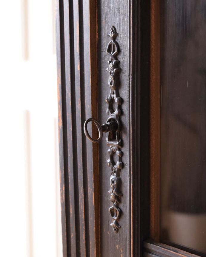 アンティークのキャビネット　アンティーク家具　フランスのアンティーク家具、ペイント仕上げのお洒落なガラスキャビネット。取っ手はカギカギとして使えませんが、取っ手として使えるおしゃれなカギが付いています。(x-1336-f)