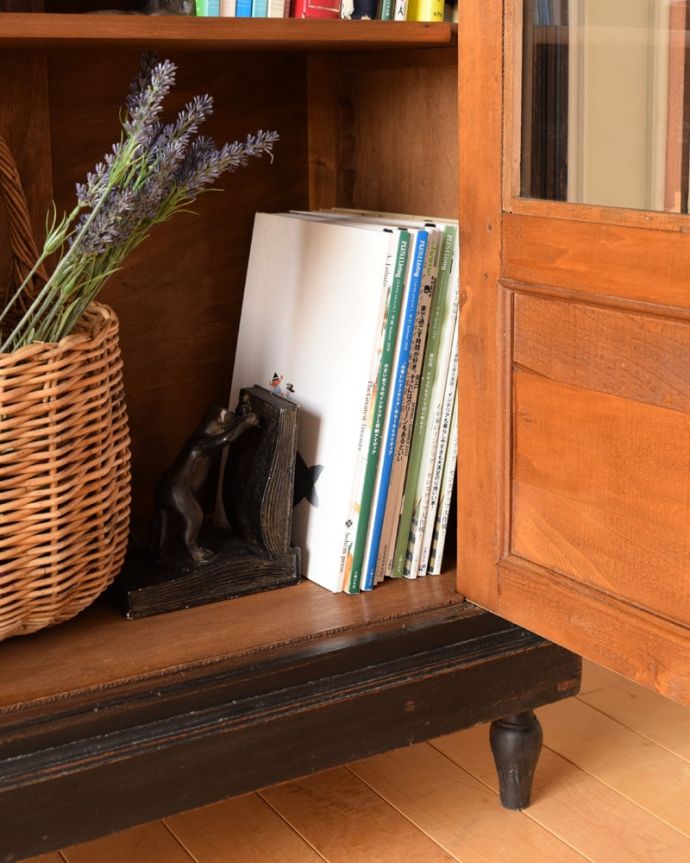 アンティークのキャビネット　アンティーク家具　フランスのアンティーク家具、ペイント仕上げのお洒落なガラスキャビネット。扉の中は収納たっぷりA4サイズの雑誌までしっかり収納出来ちゃう大きさ。(x-1336-f)