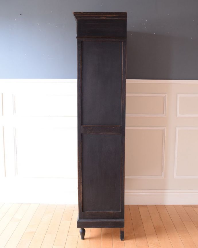 アンティークのキャビネット　アンティーク家具　フランスのアンティーク家具、ペイント仕上げのお洒落なガラスキャビネット。もちろん、横顔もキレイ横から見てみるとこんな感じです。(x-1336-f)