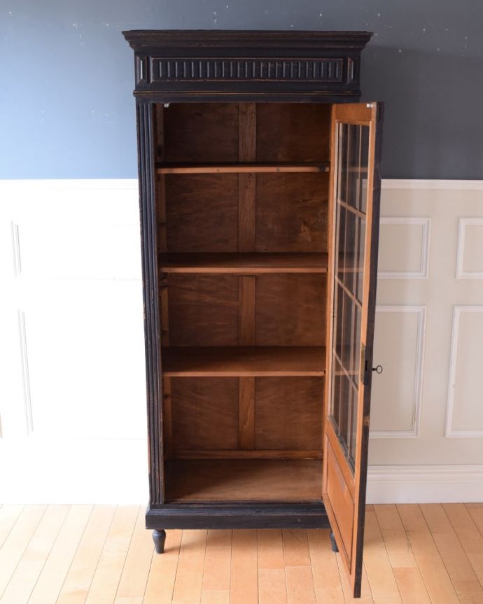 アンティークのキャビネット　アンティーク家具　フランスのアンティーク家具、ペイント仕上げのお洒落なガラスキャビネット。扉を開けると･･･中もこんな感じで専門の職人がキレイに修復しました。(x-1336-f)