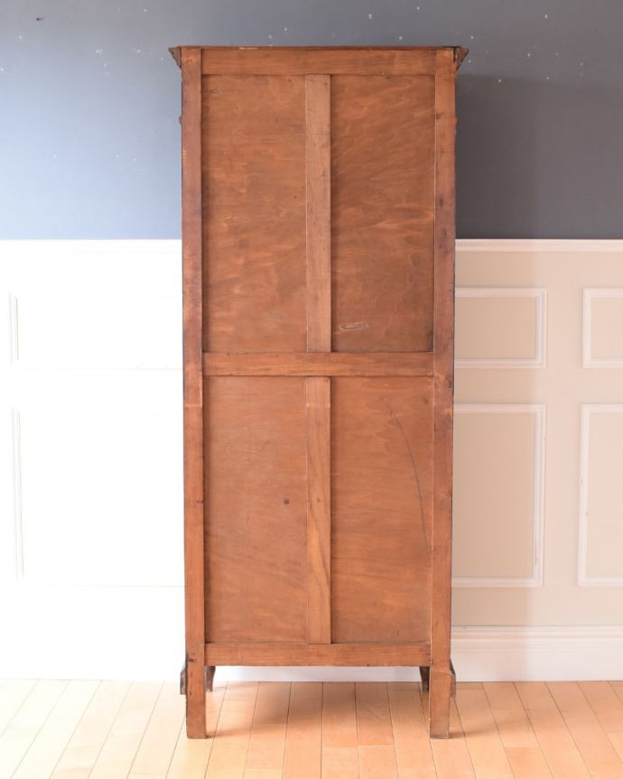 アンティークのキャビネット　アンティーク家具　フランスのアンティーク家具、ペイント仕上げのお洒落なガラスキャビネット。後ろ姿はこんな感じアンティークは新品ではないので、経年変化によるキズはありますが、専門の職人がキレイにお直しをしているので、後ろ姿もキレイです。(x-1336-f)