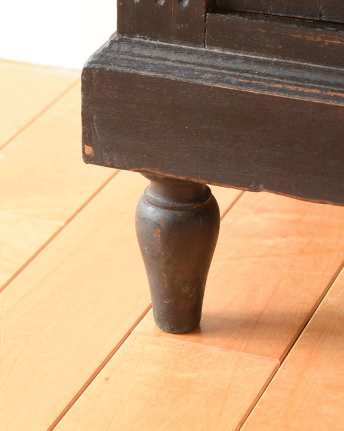 アンティークのキャビネット　アンティーク家具　フランスのアンティーク家具、ペイント仕上げのお洒落なガラスキャビネット。女性１人でも運べちゃうんですHandleのアンティークは、脚の裏にフェルトキーパーをお付けしています。(x-1336-f)